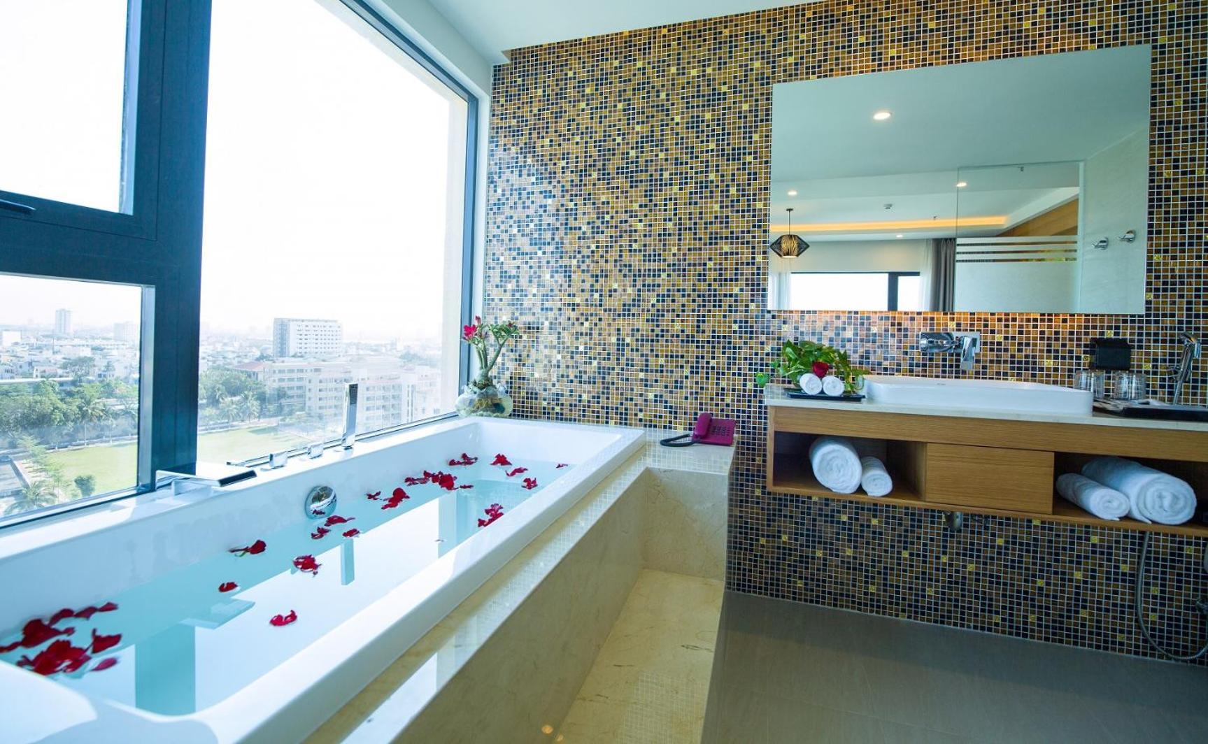 Nam Hotel & Residences Da Nang Bagian luar foto
