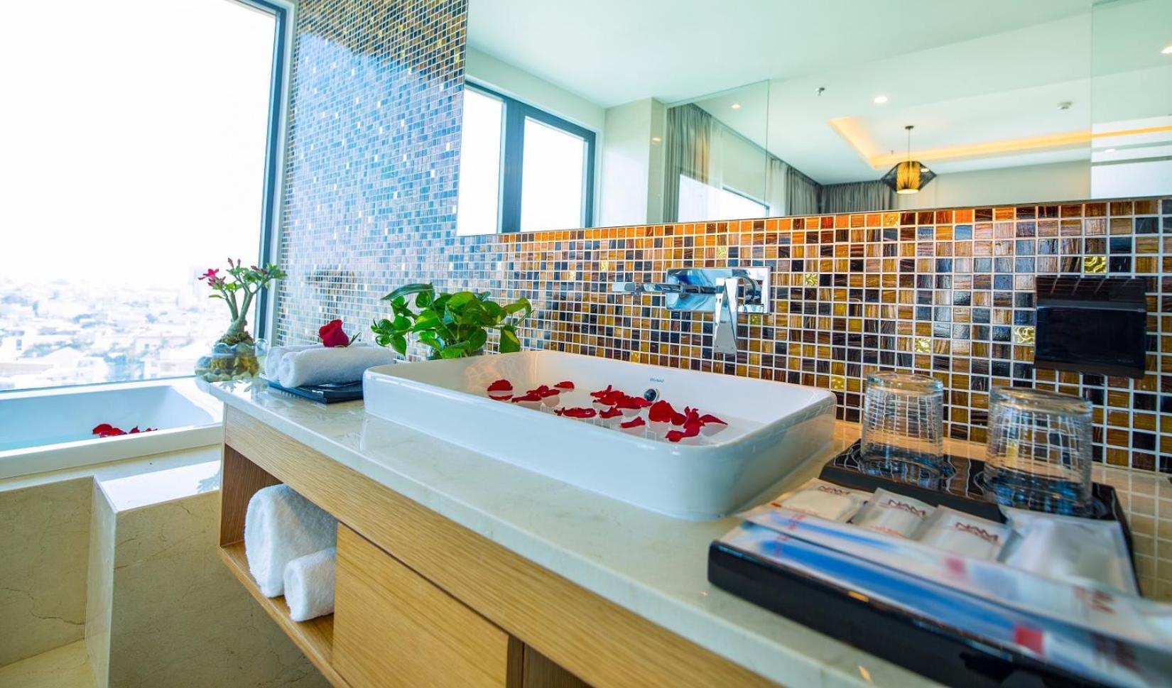 Nam Hotel & Residences Da Nang Bagian luar foto